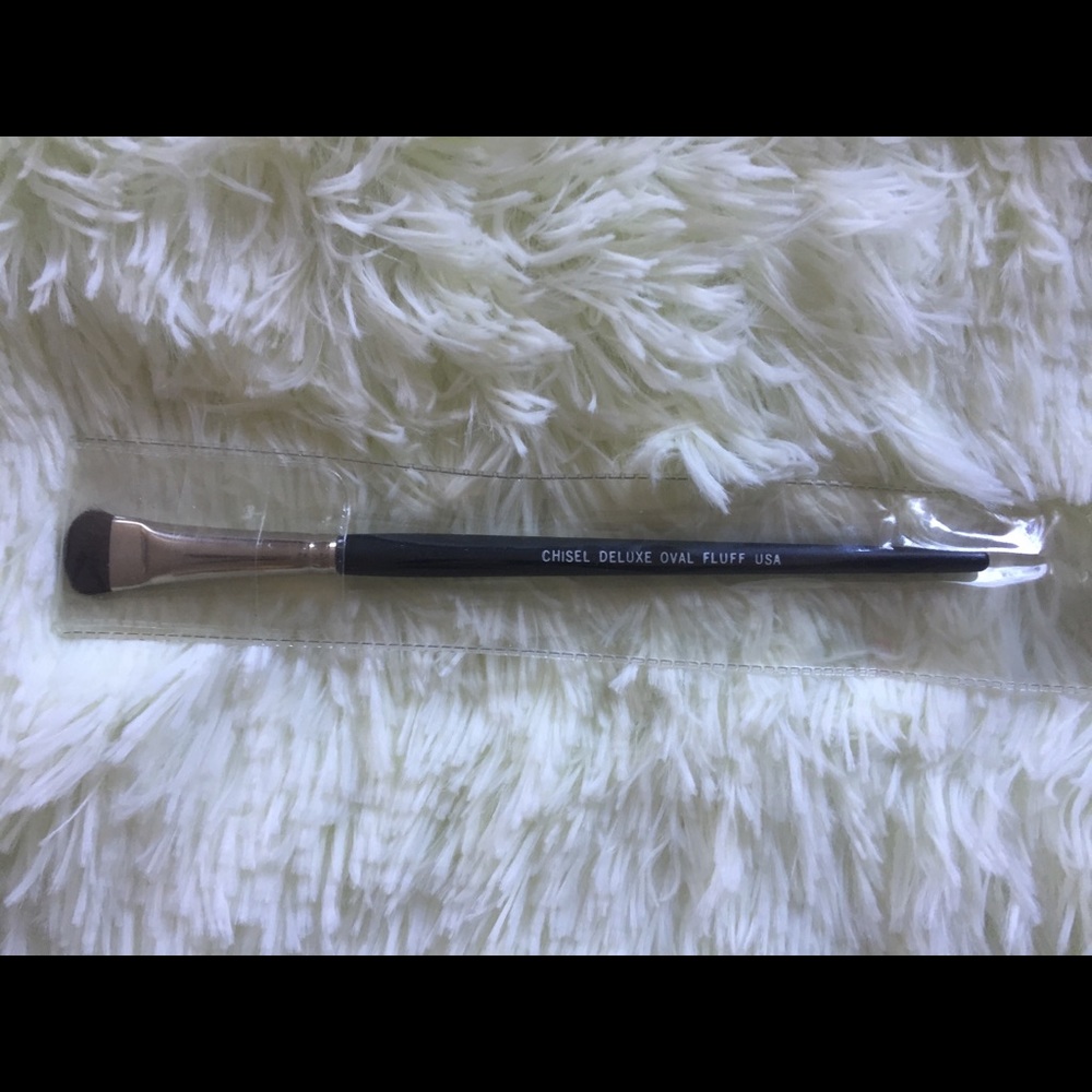 Chisel Deluxe Oval Fluff eye shadow brush